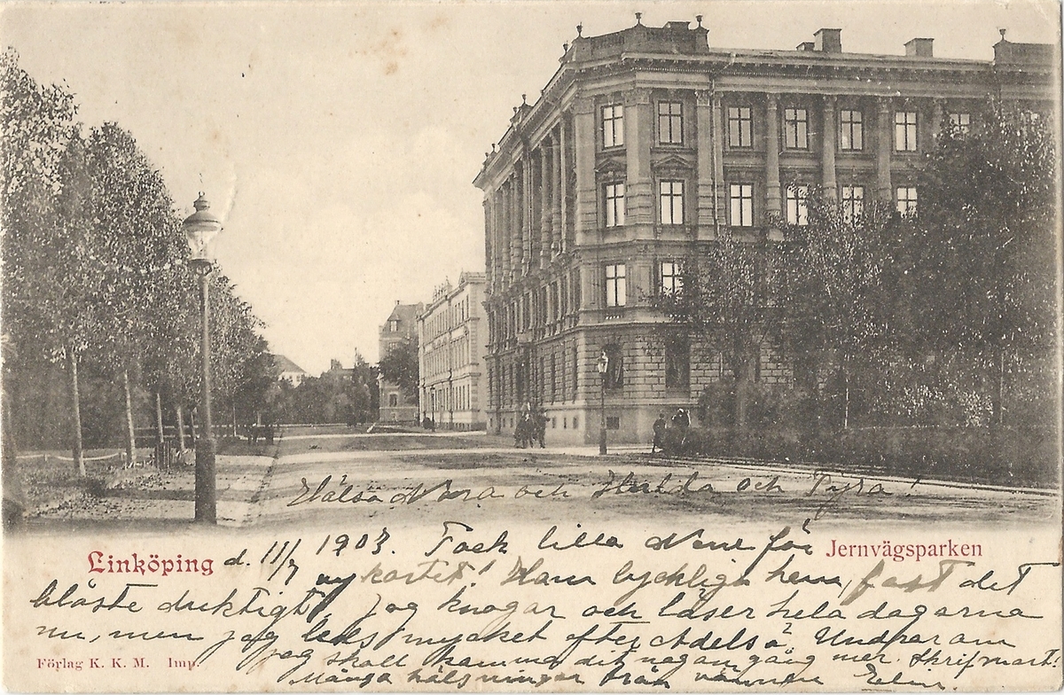 Vykort från  Linköping Järnvägsparken 
Järnvägsavenyn, Järnvägsparken,  Överstehuset, Järnvägsgatan, 
Poststämplat 11 juli 1903
Förlag K.K.M. imp.
