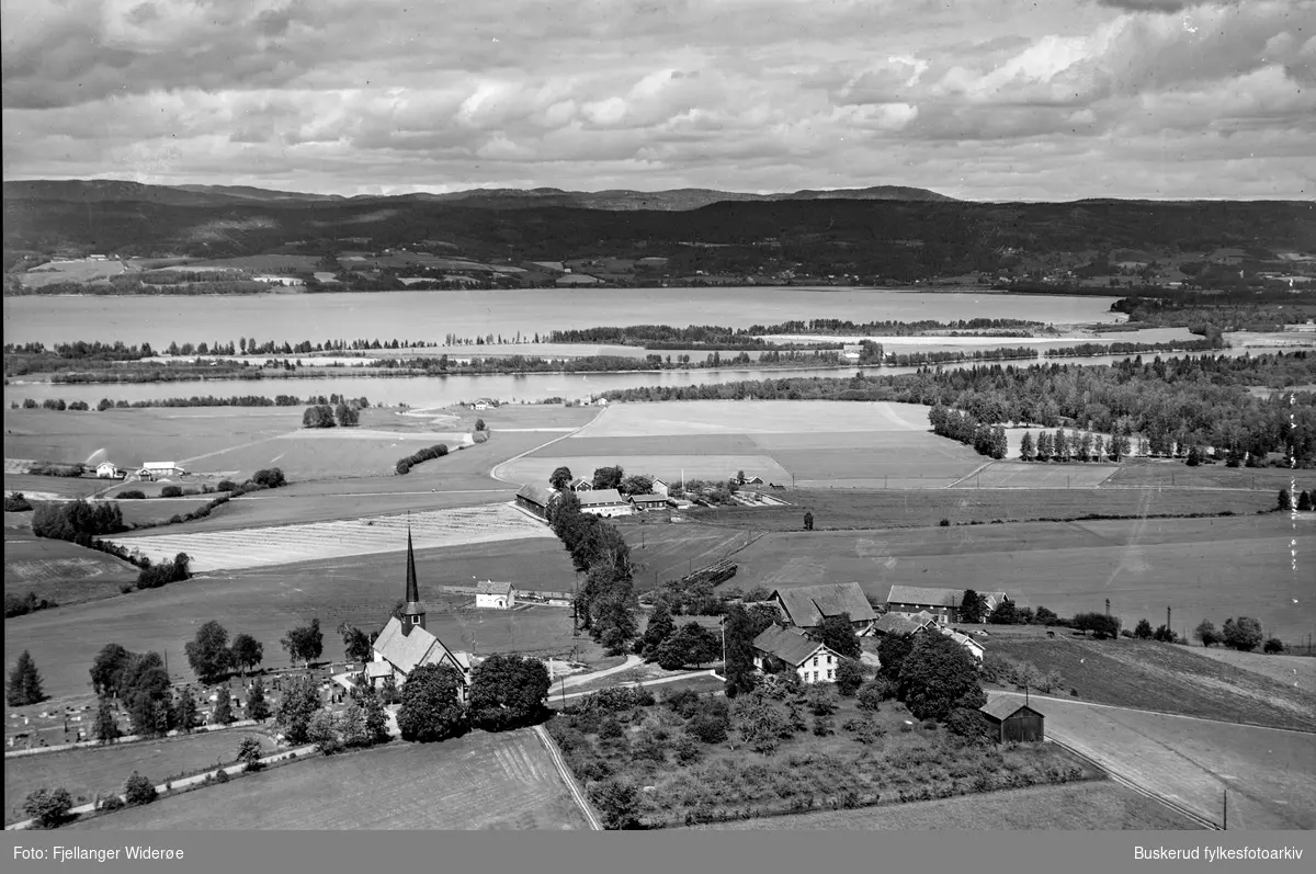 Hole kirke, Hole prestegård
Gården Ringhol, Storelva og Tyrifjorden i bakgrunnen