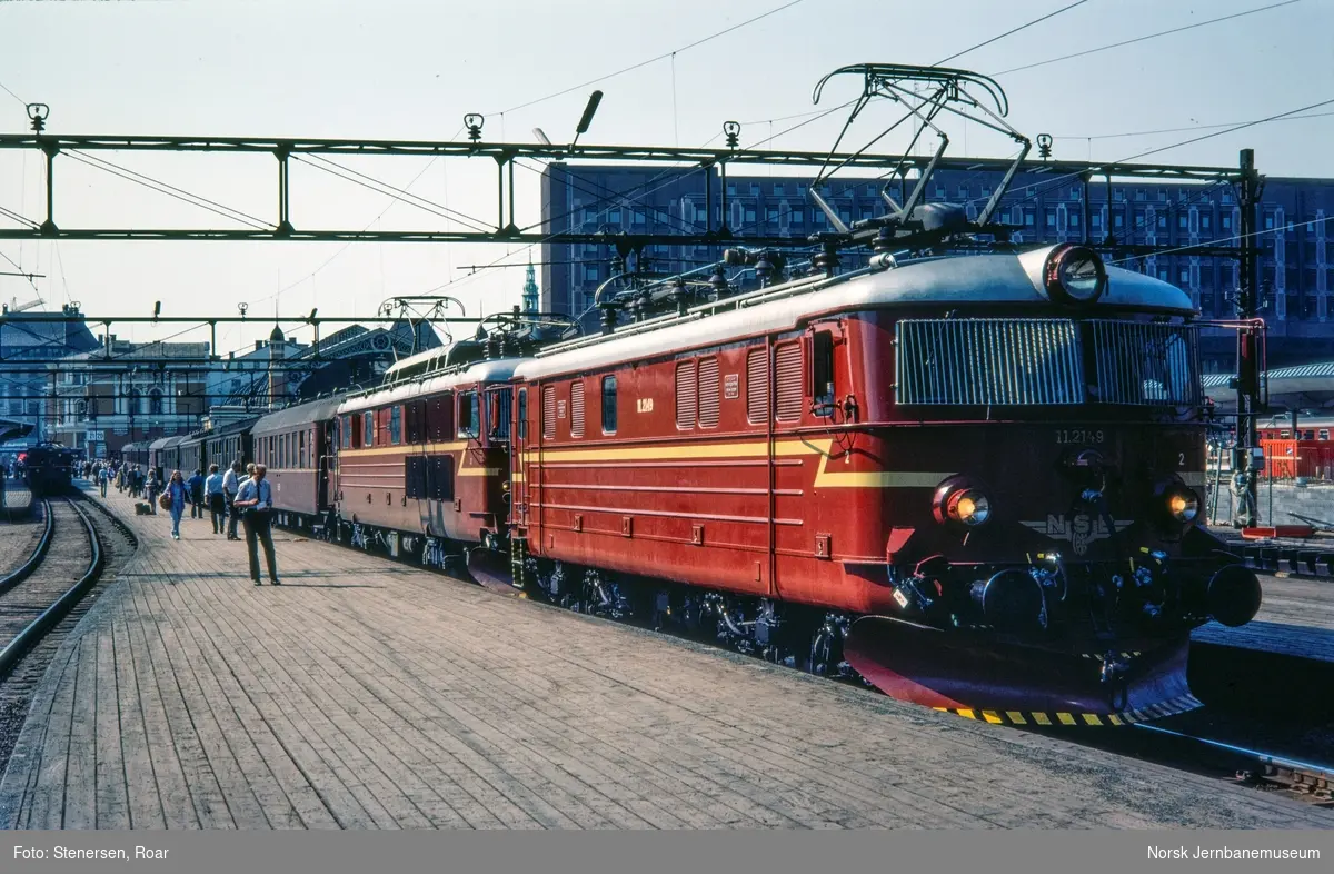 Elektrisk lokomotiv type El 11 nr. 2149 og El 14 i rushtidstoget til Moss, "Ormen Lange".