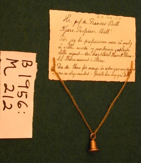 Signet av bronse, med initialene H.I. i dekorativ inngravering og ring rundt, støpt av Skiens gamle kirkeklokker, i klokkeform med feste på toppen og ring i. Medfølgende notat fra giveren til museet.