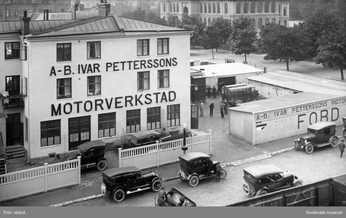 Ivar Petterssons motorverkstad på Rådhusgatan 39. Korsningen Rådhusgatan - Skolhusallén.