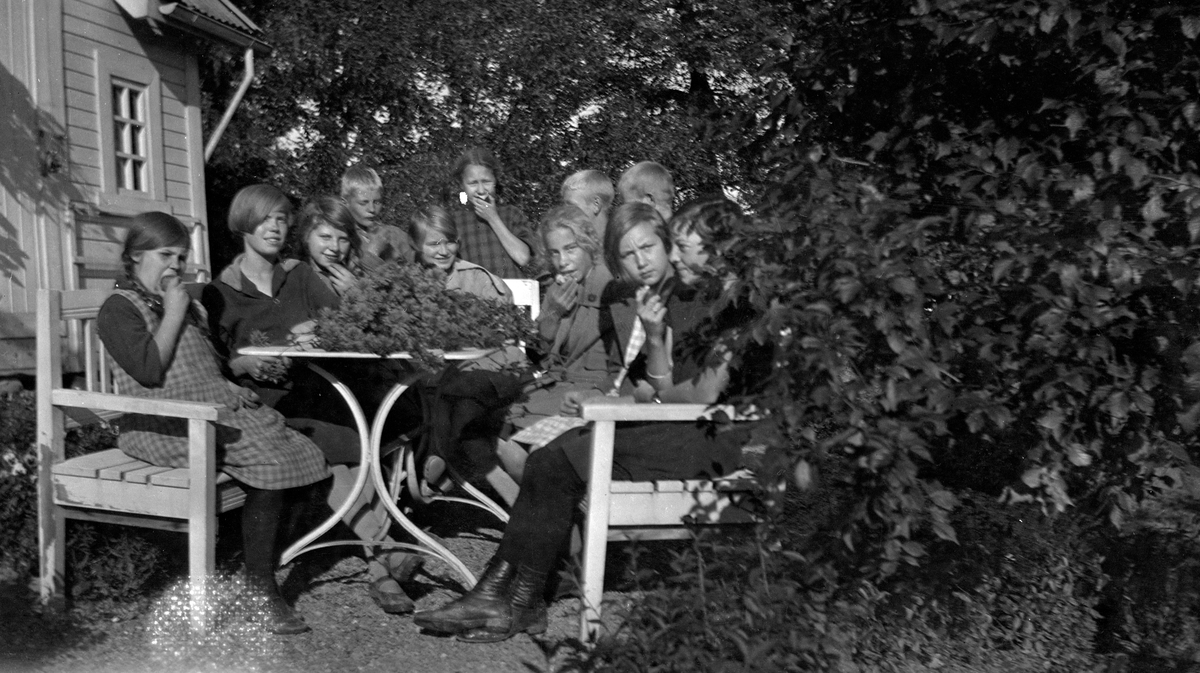 Skoleelever fra Skøyen skole i skolehagen på Hengsengen, Bygdø Kongsgård, ca. 1920.