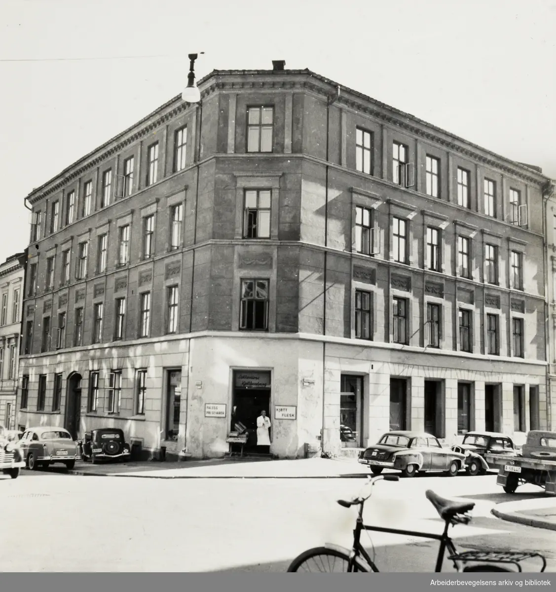 Løkkeveiens kjøttforretning, Løkkeveien 7. September 1957. Tidligere lokaler for Grimelands skole, som ble nedlagt i 1950.