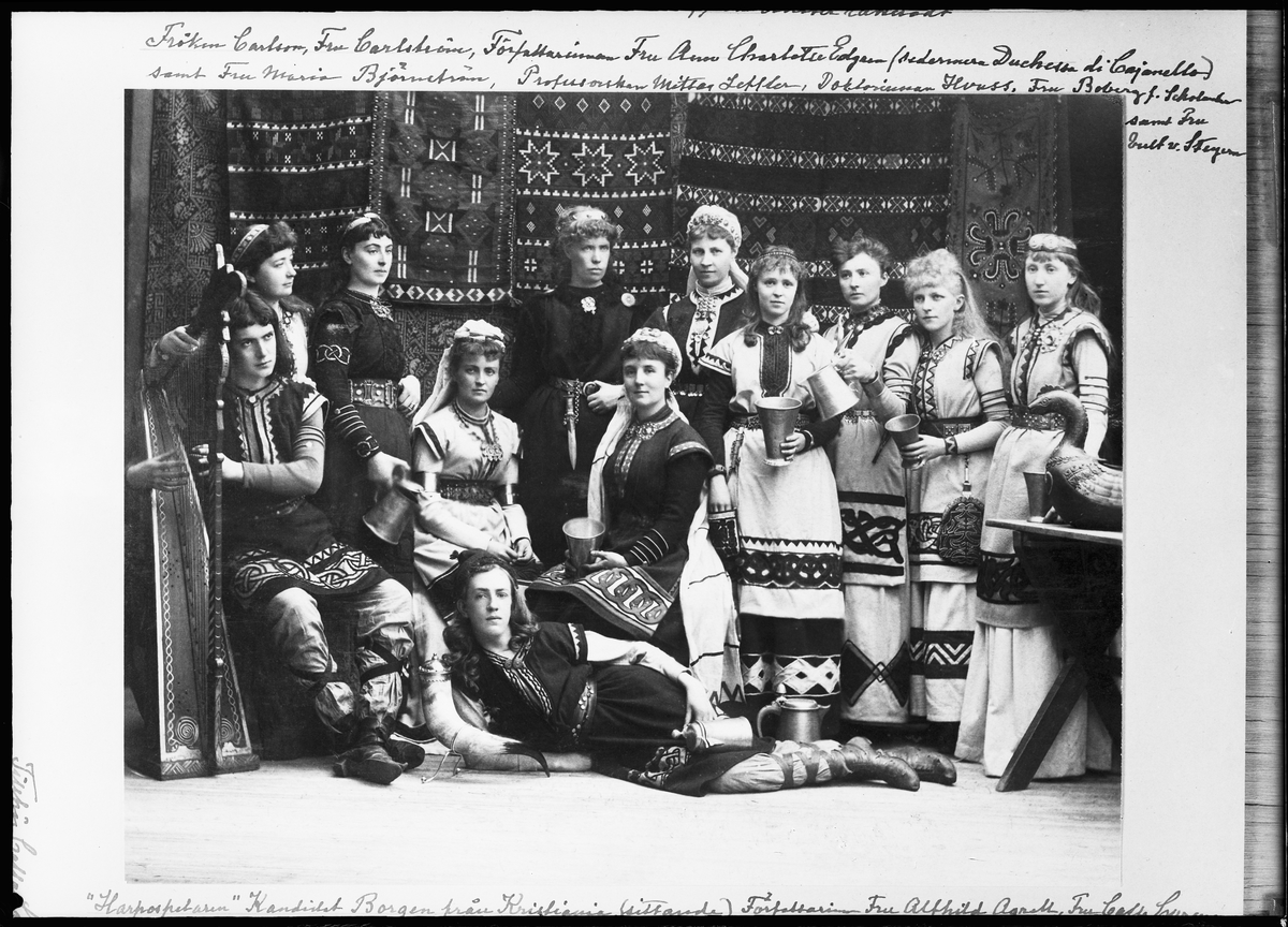 Basar i Stockholms börshus 1885 till förmån för Artur Hazelius och Nordiska museet. Deltagarna är klädda i fornnordiska dräkter kompomnerade av Hanna Winge i starka färger och med drakslingor och geometriska mönsterbårder. Bland deltagarna var Calla Curmann, som satt i ledningen för det nyligen bildade Handarbetets vänner, i vars ateljé dräkterna tillverkats. Övriga kvinnor i gruppen var bland andra Ann-Charlotte Edgren Leffler, Sonya Kovalevsky, Signe Mittag-Leffler, Anna Scholander, Ellen Key och Alfhild Agrell.