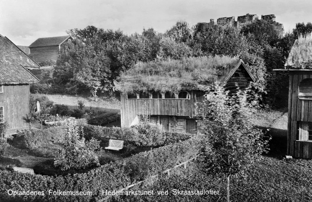 Svart-hvitt foto som viser Skråstadloftet der det sto før flyttingen til museet.