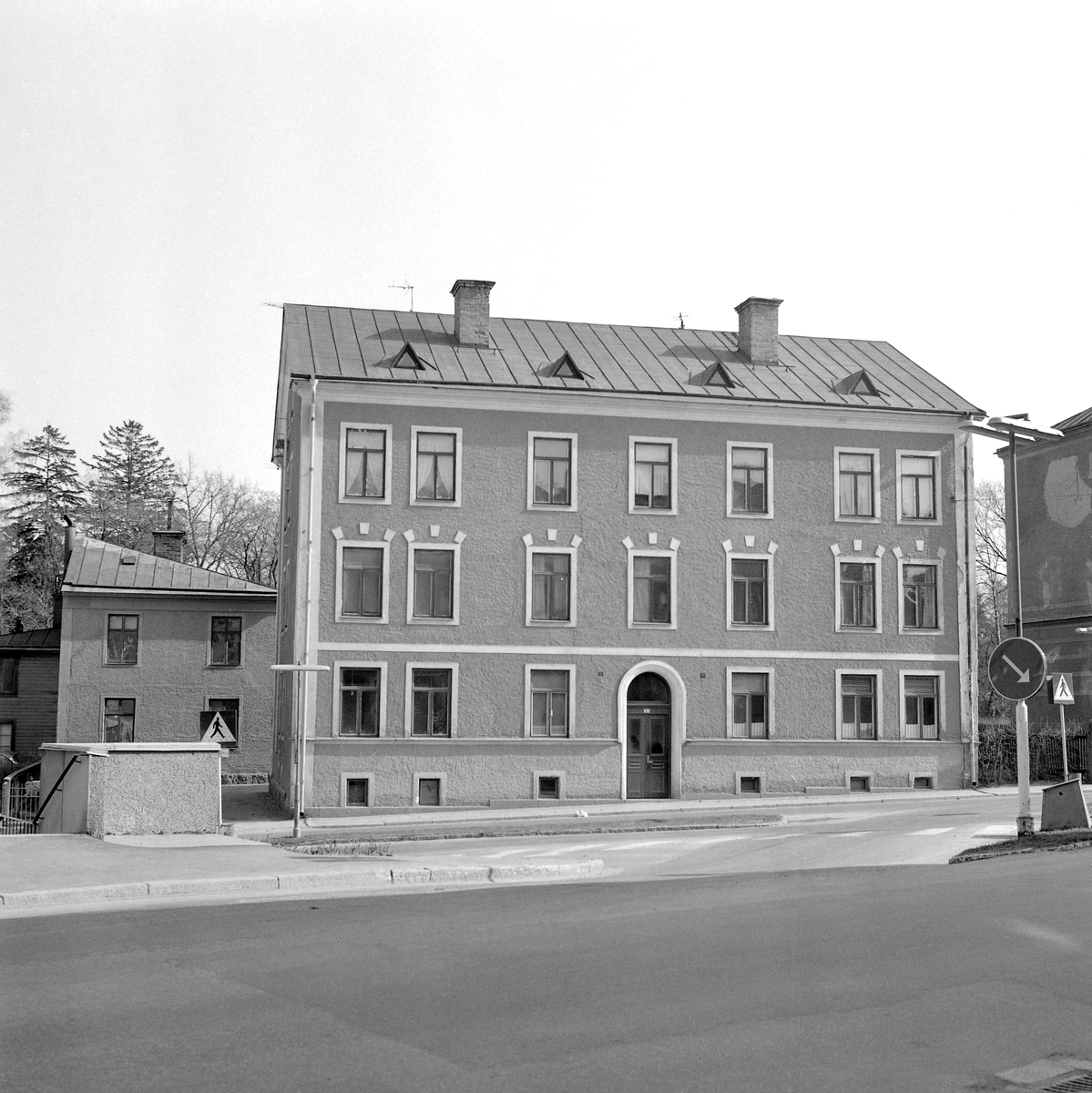 Djurgårdsgatan 25 i Linköping. Huset uppfördes några år in på förra seklet genom spannmålshandlare Allséns försorg. Här dokumenterad av Östergötlands museum kort före rivning.