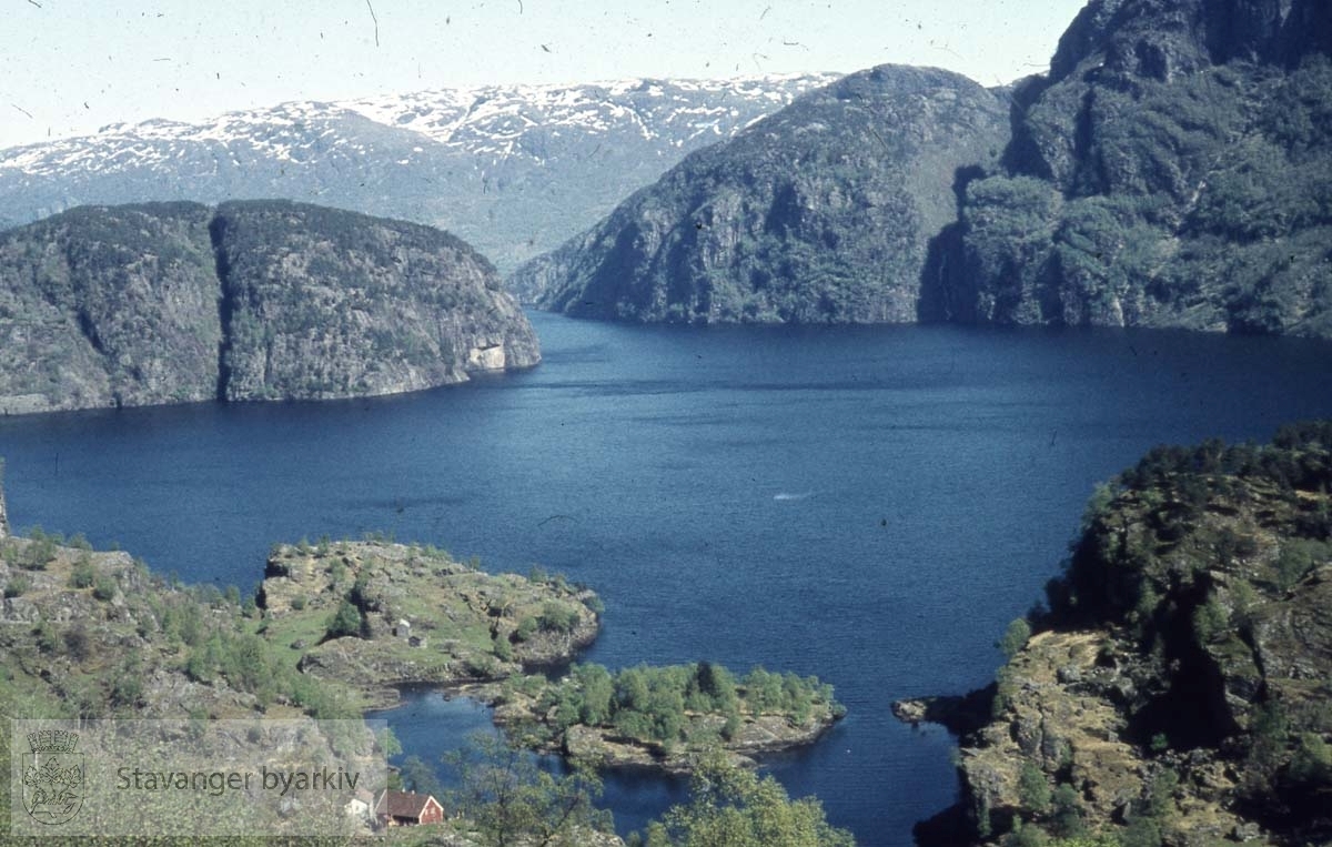 Utsikt over fjord eller innsjø