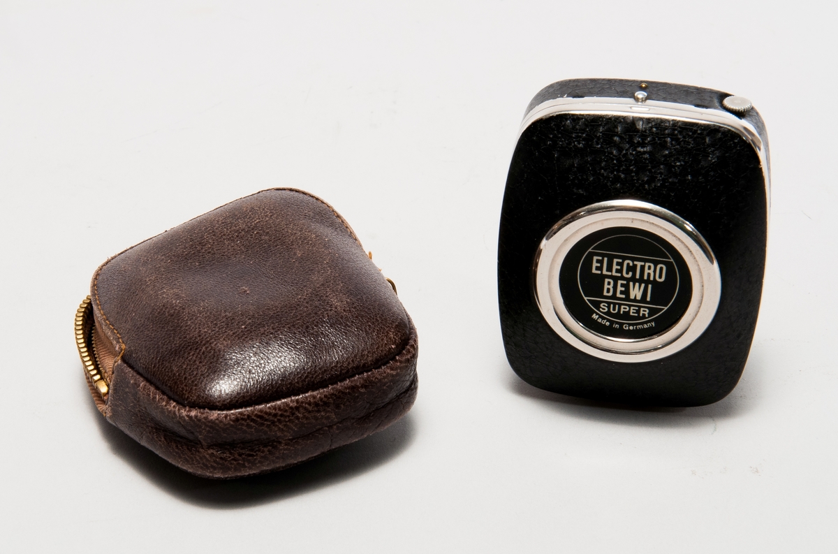 Exponeringsmätare Electro-BEWI typ Super, för stillbilds- eller filmfotografering. I läderfodral med blixtlås.
Nr på baksidan: B3793.