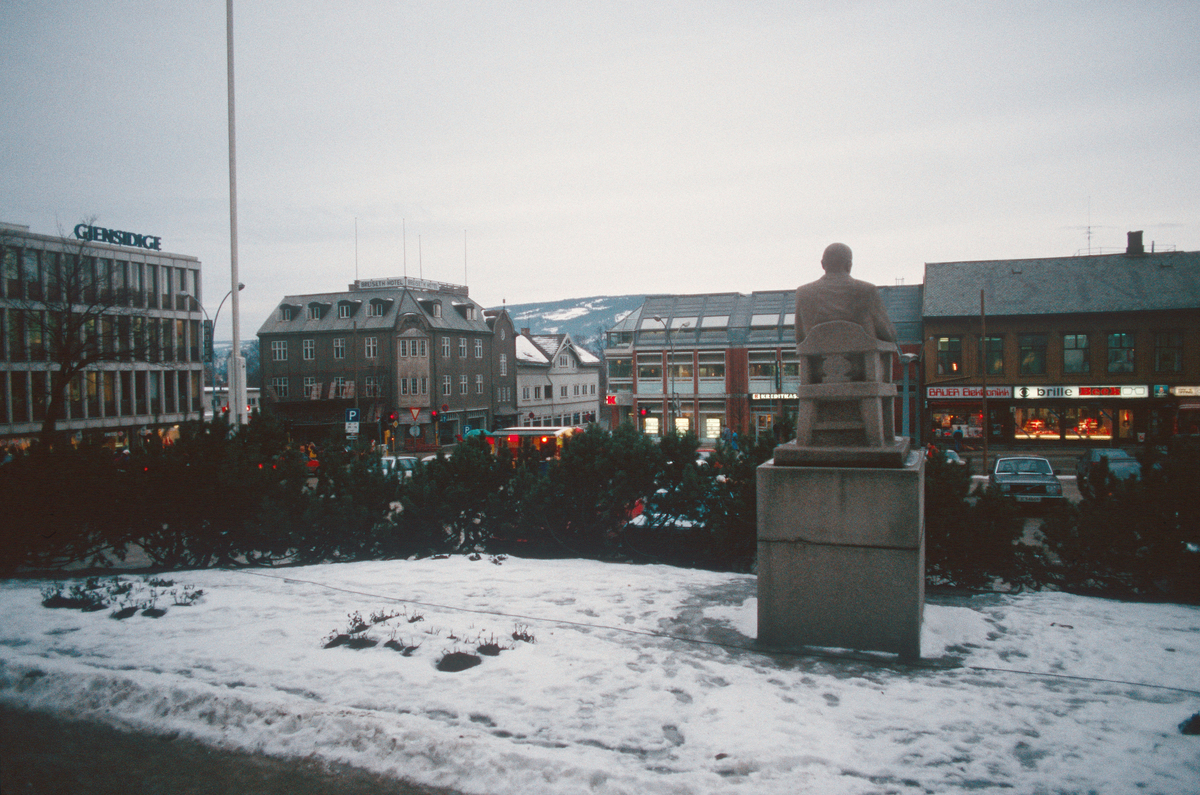 Lillehammer.  Stortoget sett mot sør-sørvest med statuen av Anders Sandvig i forgrunnen.  Dølaheimen Breiseth Hotell under ombygging/utvidelse.