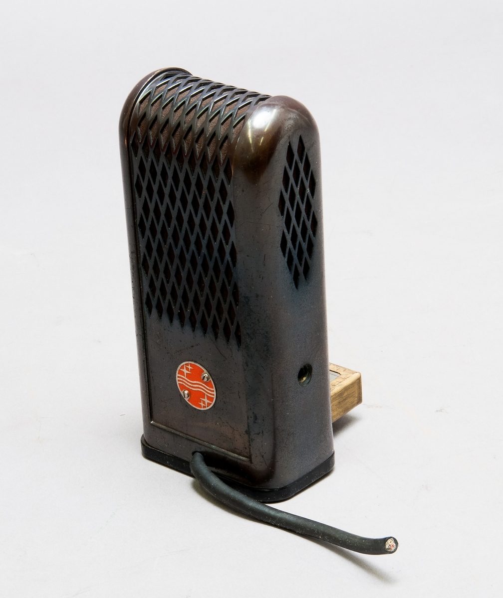 Stående mikrofon med sladd, för radio.
Philips typ:952247, nr 794, sladden är avklippt och saknas.