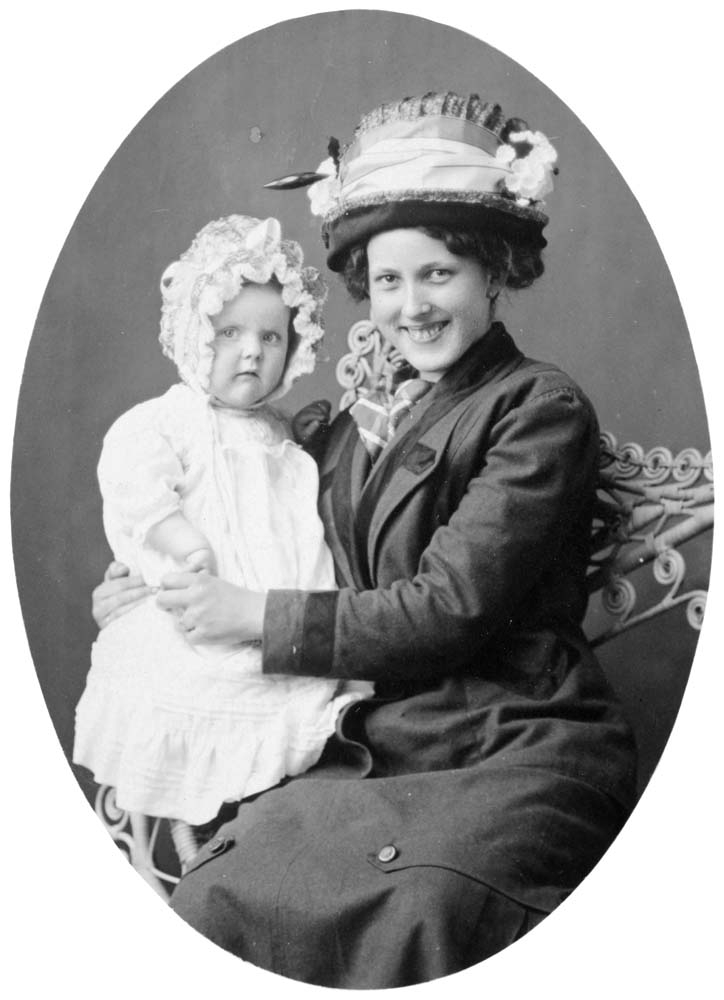 Postkort med portrett av en kvinne og et ungt barn.