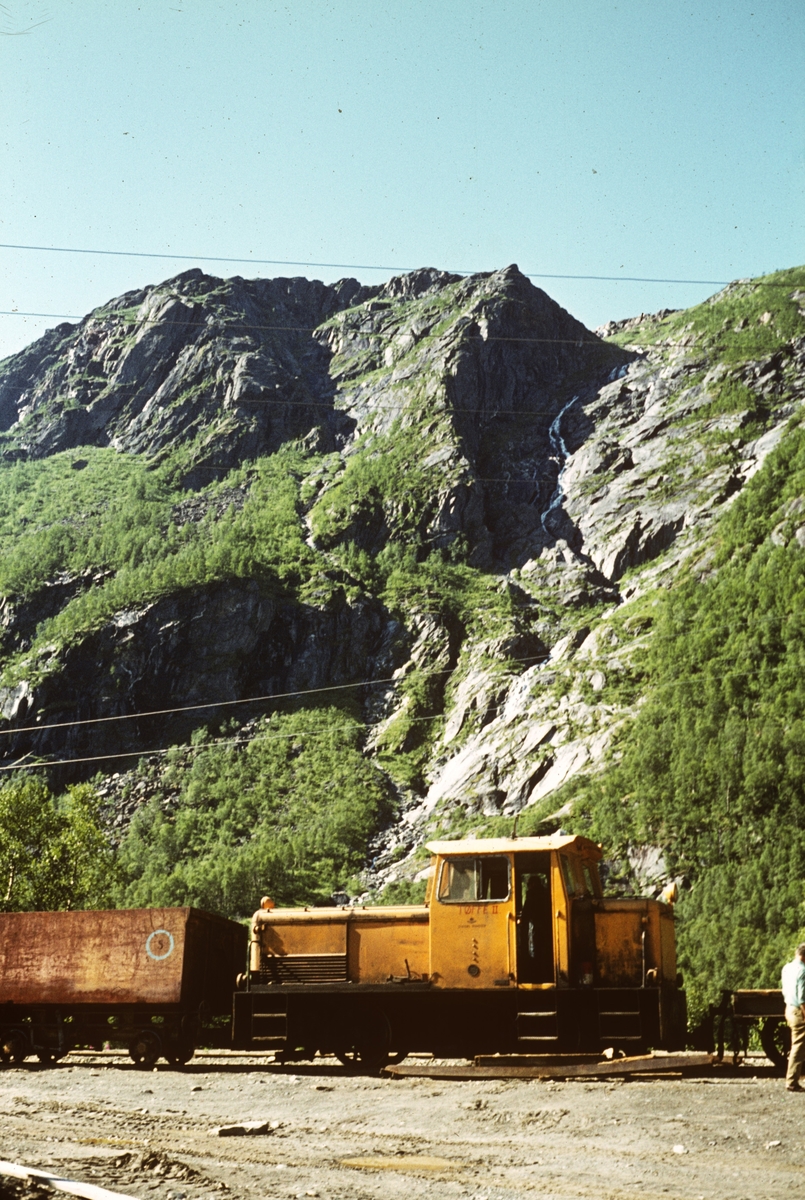 Statens Vegvesens diesellokomotiv på Ågifjellet holdeplass på Sulitjelmabanen med Agifjellet og Bjørnstibekken i bakgrunnen