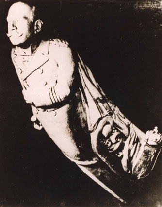 Utskåret mannsfigur i tre, gallionsfigur av hertug Friedrich August. Gallionsfiguren prydet barken GROSSHERZOG FRIEDRICH AUGUST, bygget 1914. Skipet ble senere omdøpt til STADSRAAD LEHMKUHL.