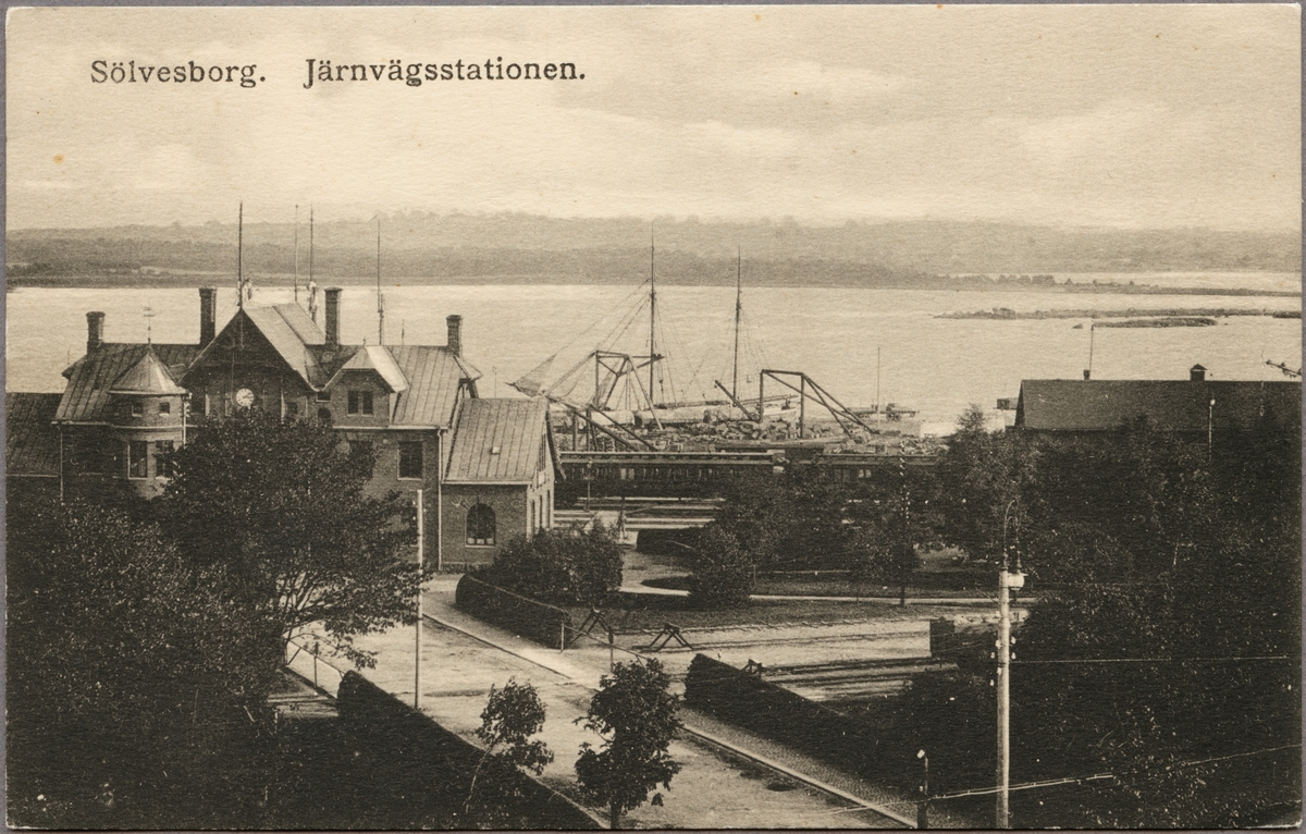 Vy på station och hamnområde vid Sölvesborgsviken.