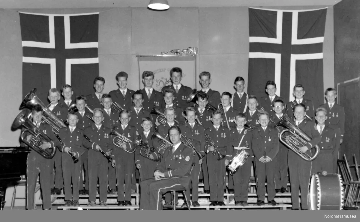"Skolemusikken." Bildet er mest trolig fra 1959. Fotograf er Nils Williams. Fra Nordmøre museums fotosamlinger.