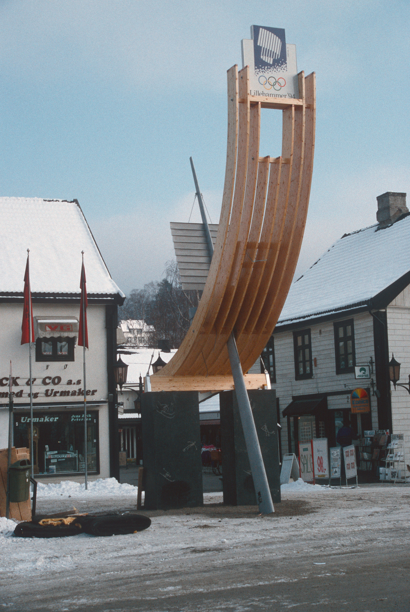 Lillehammer.  Det olympiske nedtellingsmonumentet oppføres på Lilletorget.  Sett mot øst.