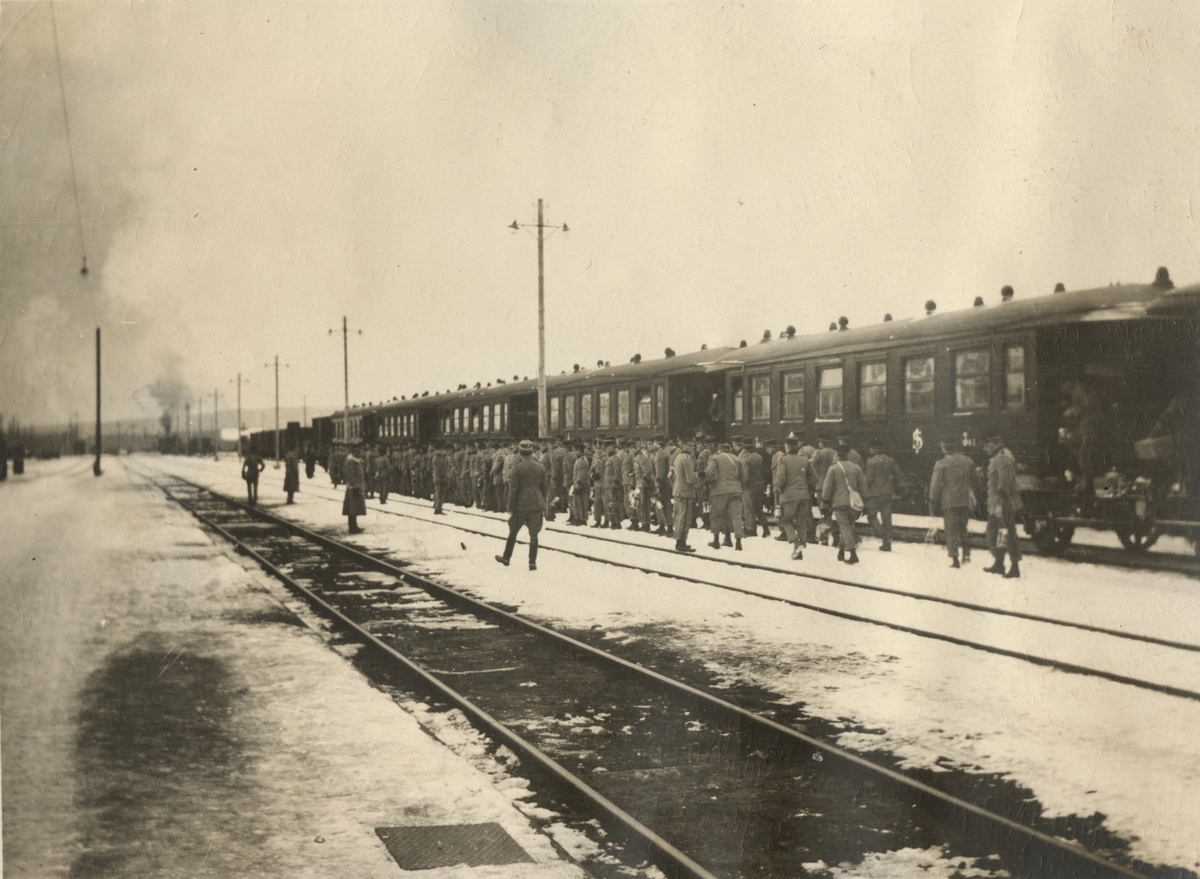 Soldater vid järnvägsstation.