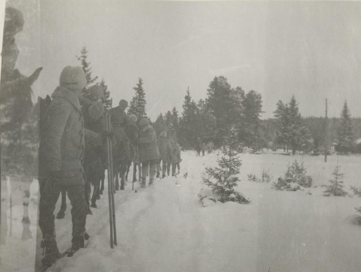 Soldater under vinterövning.