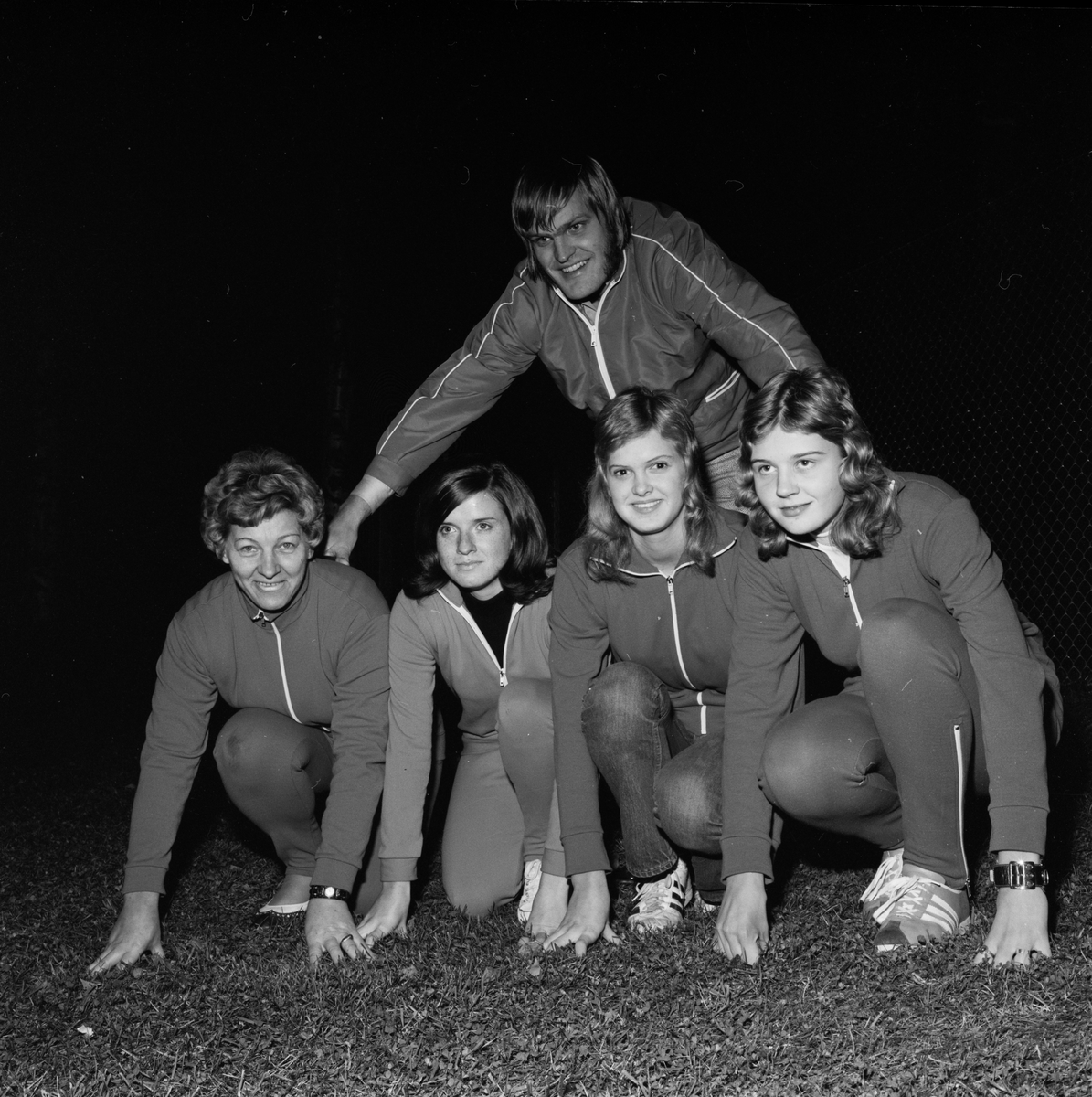 Damer hårdtränar för 1972 års seriefotboll, Tobo, Tegelsmora socken, Uppland, november 1971