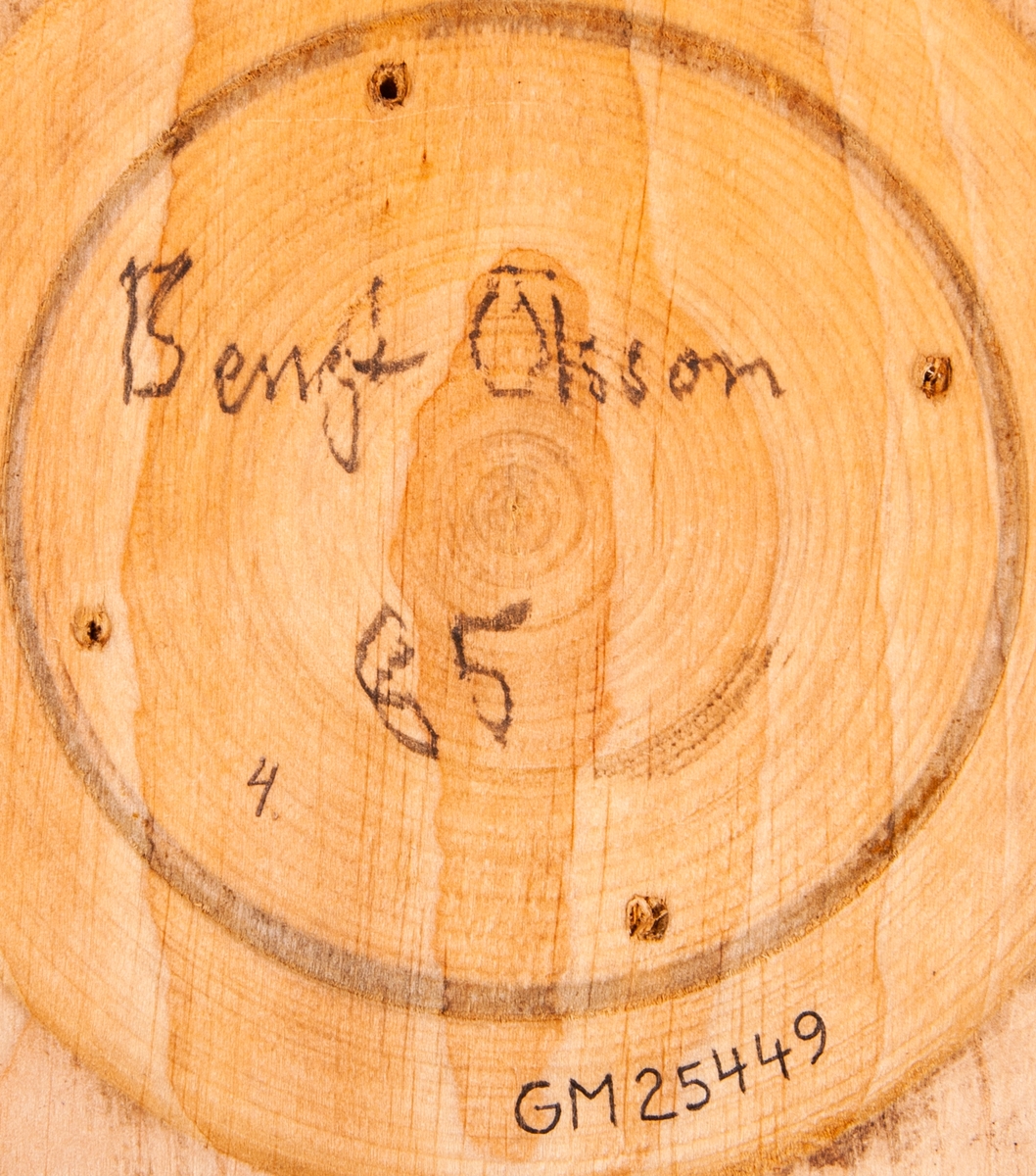 Träskål, svarvad, med mjukt rundade sidor, något ojämn i höjd och rundning. Ev oljad. Signerad med blyerts i botten: "Bengt Olsson 85".