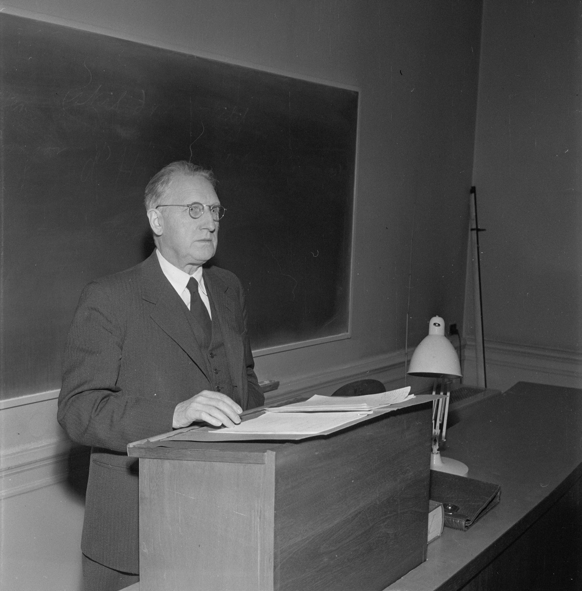 Professor Gunnar Westin i talarstolen, Uppsala 1954