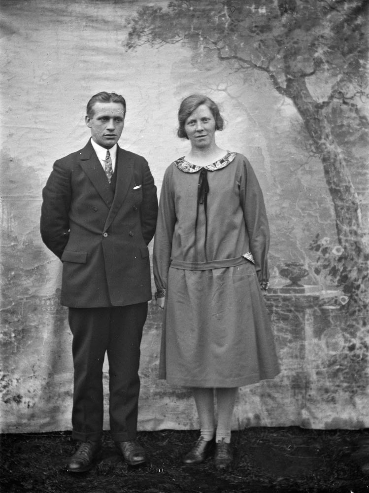 Leirfjord, Ulvangen, Myrvang. Søsknene Nilmar Tømmervik (f. 1904) og Marie Tømmervik (f. 1905) g. Baadstø. Marie giftet seg med Ole Baadstø. Bakteppe er det samme som blir brukt på mange av fotografiene til Kornelius Myrvang.