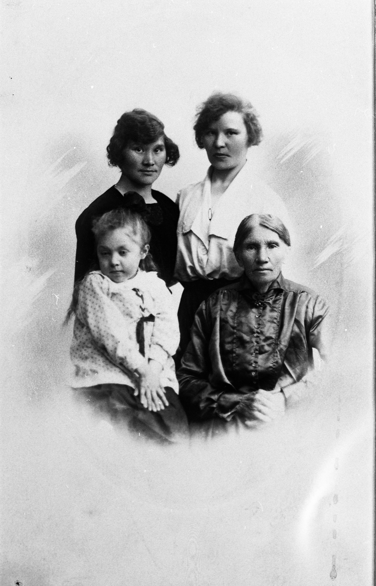 Portrett av tre damer og ei jente