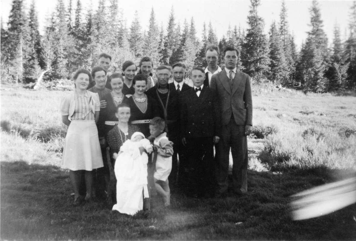 Dåpsbarn sammen med flere andre personer