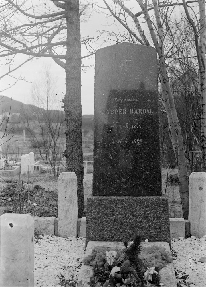 Gravstøtte over styrmand Kasper Bardal (f. 17.05.1877-d. 17.06.1929).Han er gravlagt i Sandnessjøen, støtten står på Sandnessjøen kirkegård