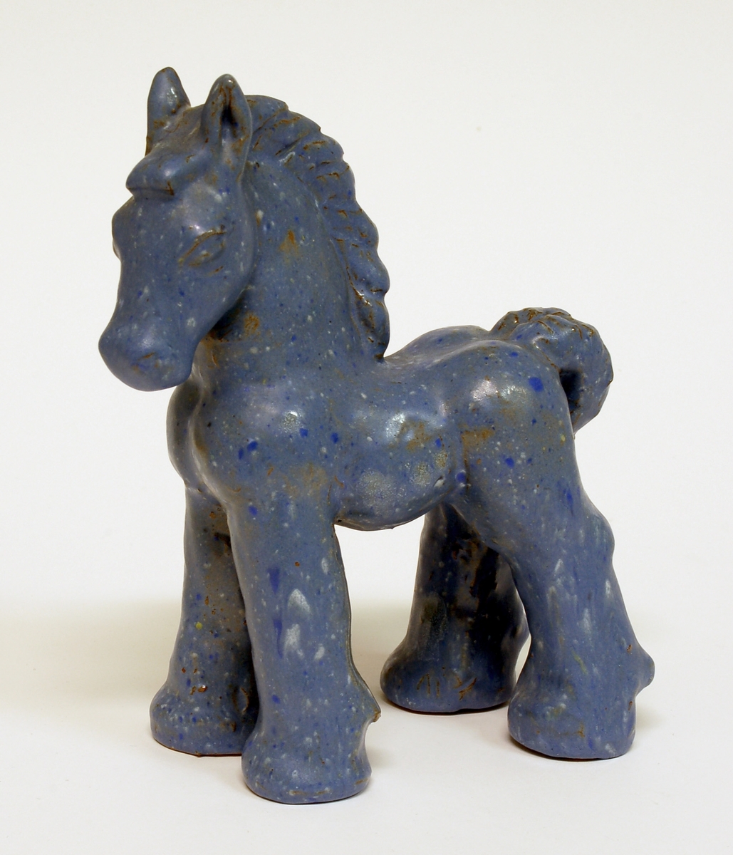 Figurin, häst med blå glasyr, formgiven och modellerad av Märta Willborg 1935 i egen regi.