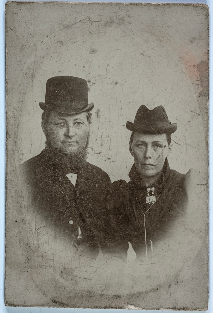 Leirfjord, Kviting, Veding. Johan Bergh (1850-1894) og kona Ellen Tomine Bergh. Johan Bergh- startet butikken på Kviting ca. 1872.