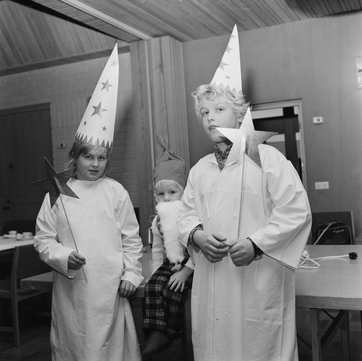 Stjärngossar och tomte, Tierp, Uppland, december 1971