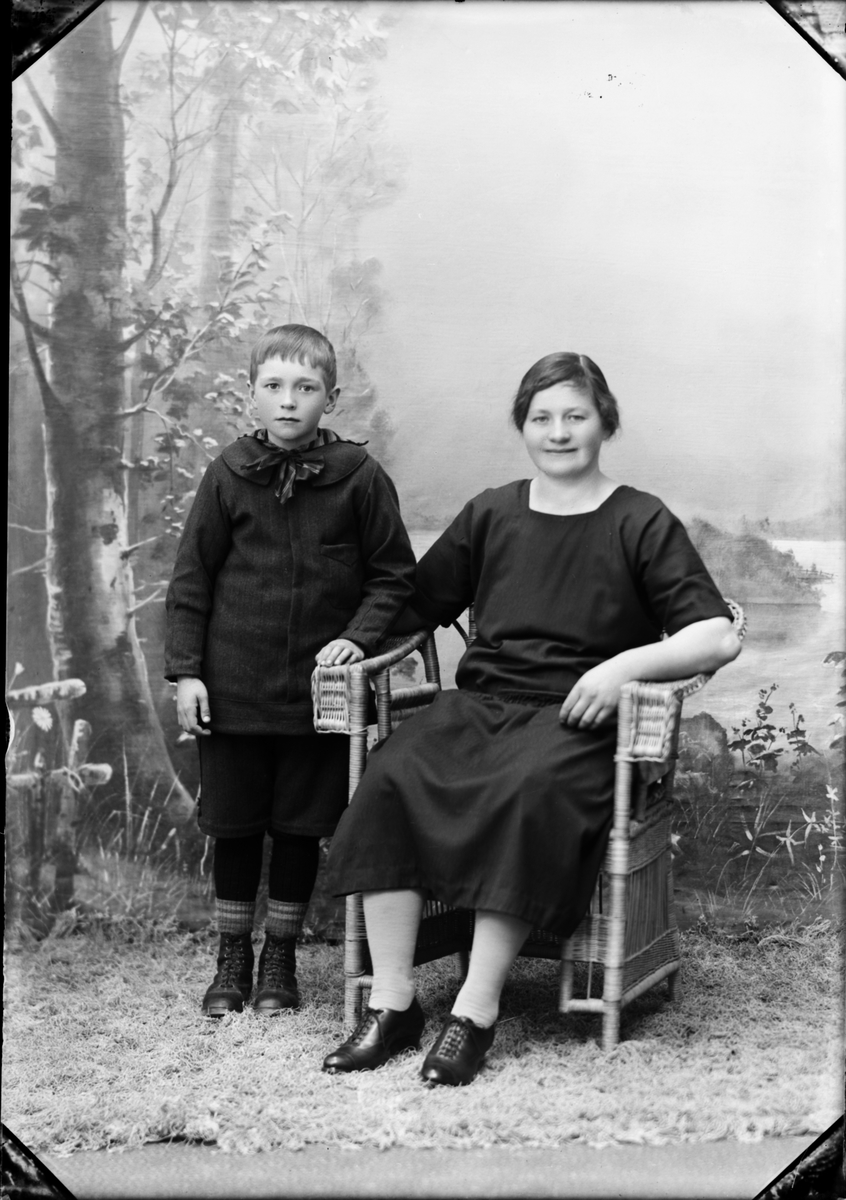 Pojke och kvinna, Östhammar, Uppland