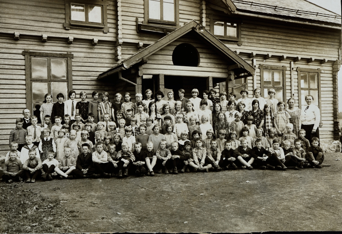Kløfta skole, Stange. 1920-tallet. Gruppe elever og lærere.