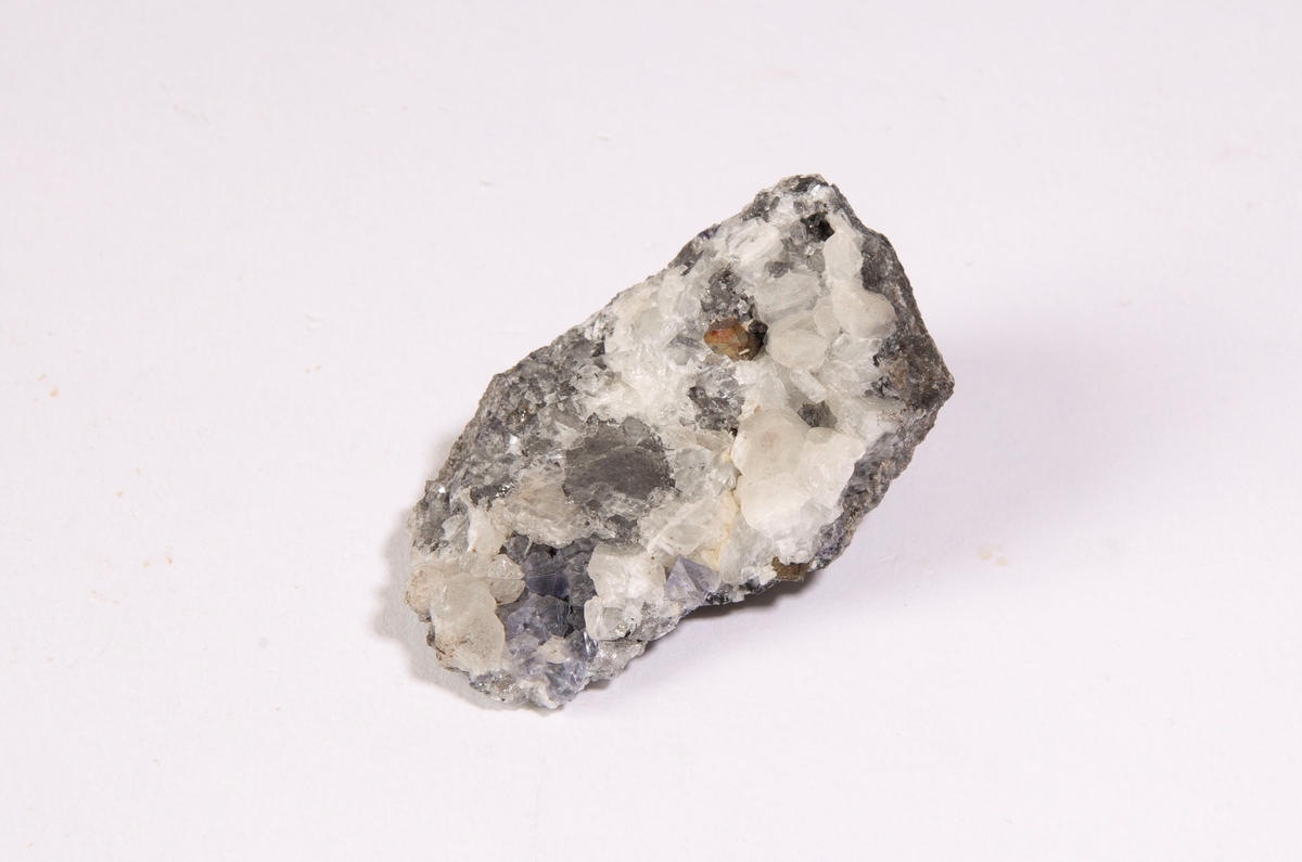 Sprekkefylling med kalsitt med en liten krystall av pyritt.
Mildigkeit Gottes gruve, 290 m.