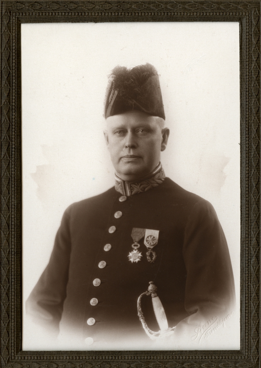 Portrettene forestiller Christian Anker Bachke (1873.1946) i sin belgiske konsul-uniform.