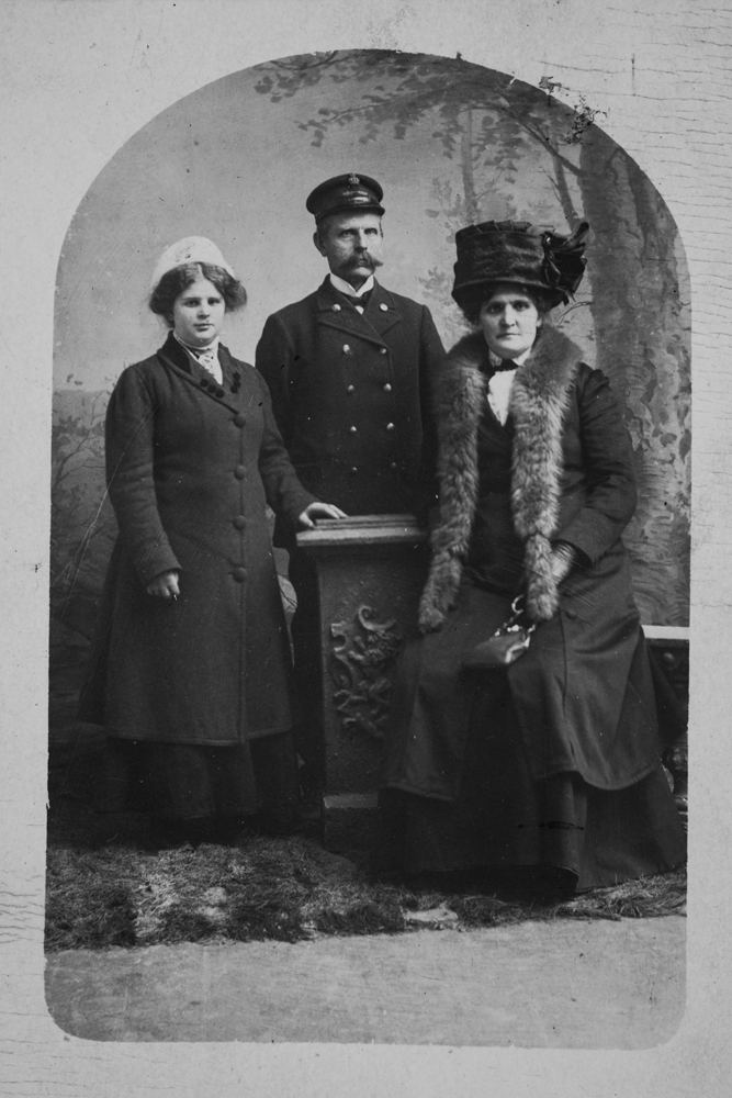 Trondheim. Familie hos fotografen. Personene er ant. f.v.: Ally Haugland, Anton Haugland og Karen Haugland. Anton og Karen er foreldre til Ally.