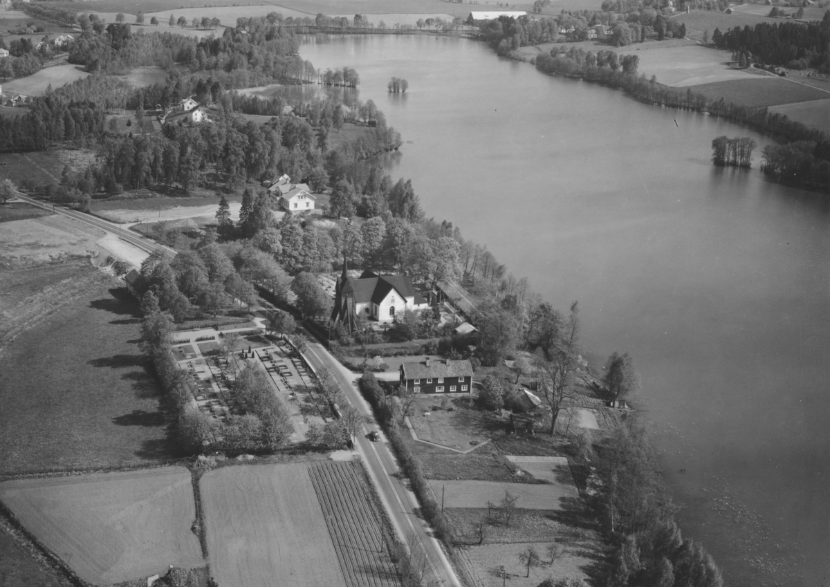Flygfoto över Barnarps kyrka i Jönköpings kommun.  Nr R 605