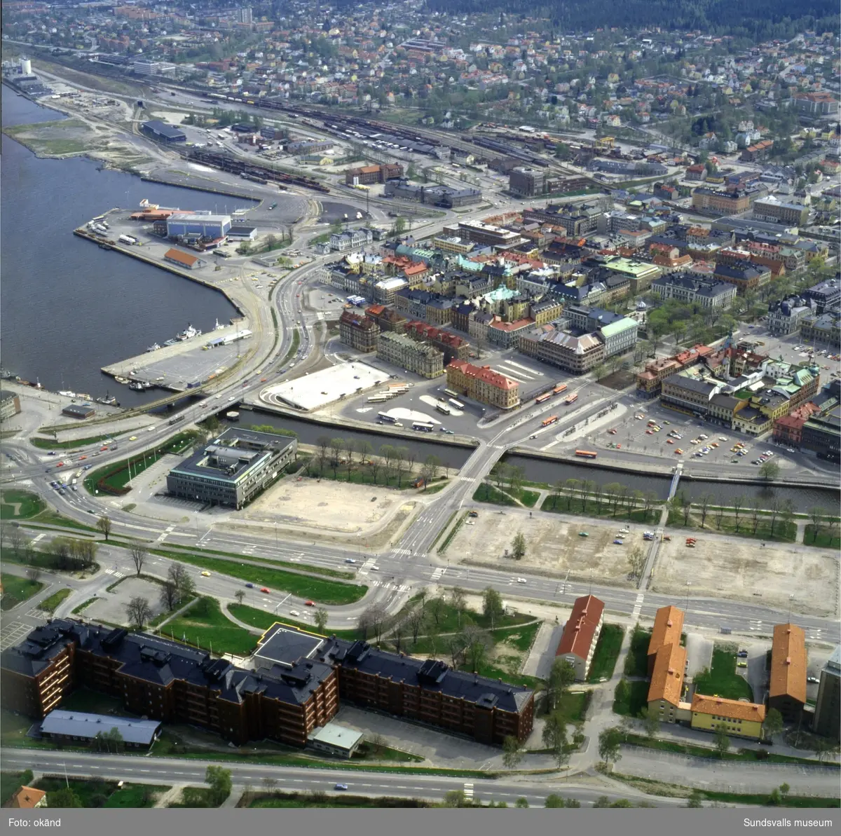 Två flygbilder över Norrmalm, hamnområdet samt delar av centrum, taget mot söder.