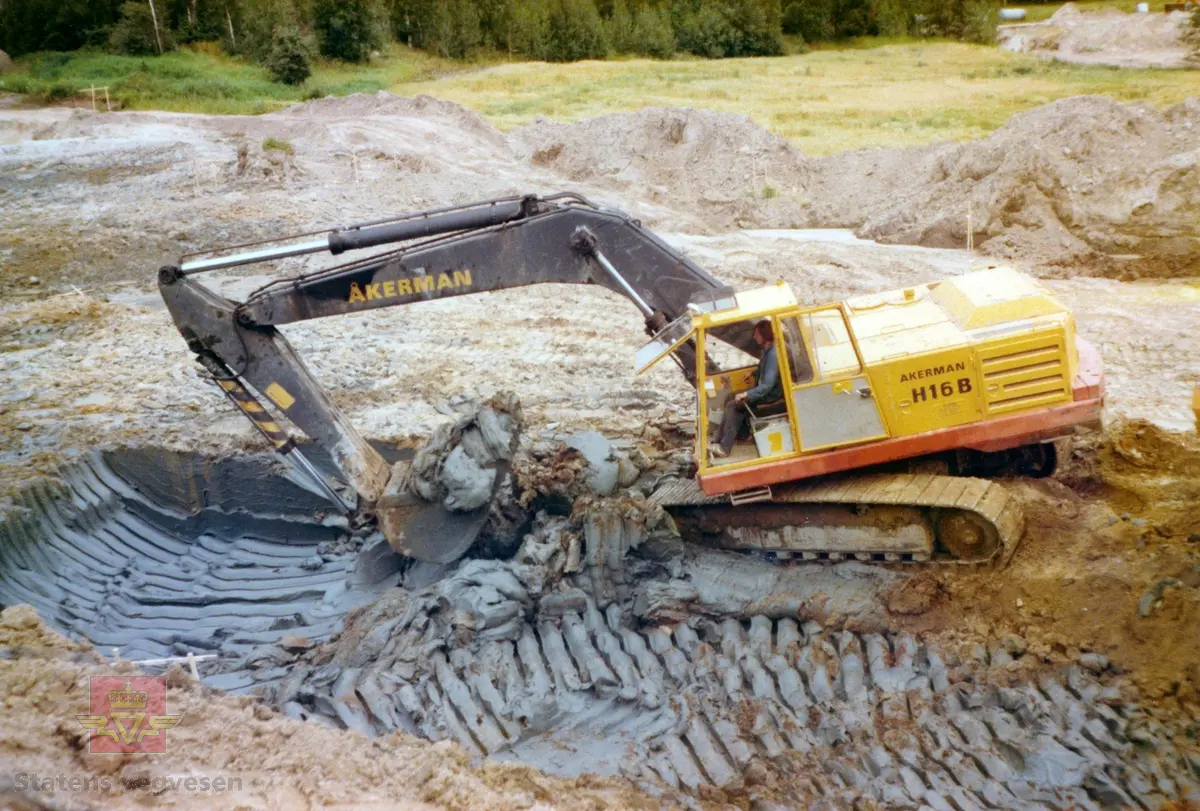 Veganlegg, Utgraving av leire med beltegående gravemaskin.