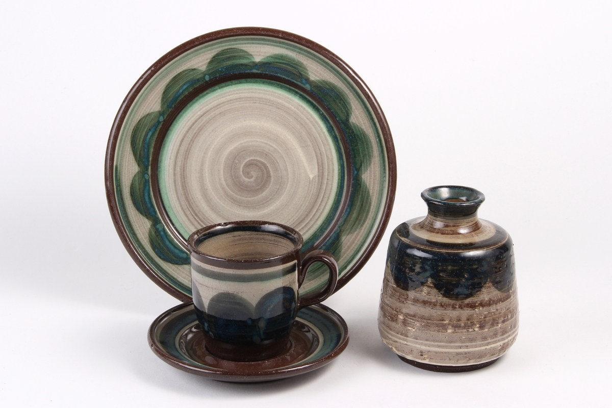 Dekketøy fra Graveren bestående av tallerken, kopp, underskål, tekanne og vase med samme dekor.