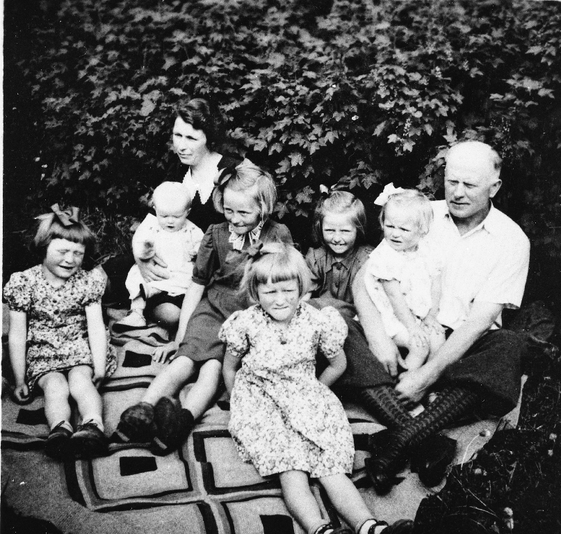 Elisabeth og Kristian I. Time med 6 døtre. Borna er f. v. : Borgny Time (1941 - ), Kari Time (1945 - ), Oddny Time (1937 - ), Ingrid Time (1941 - ), Brynhild Time (1938 - ), Eli Time (1943 - )