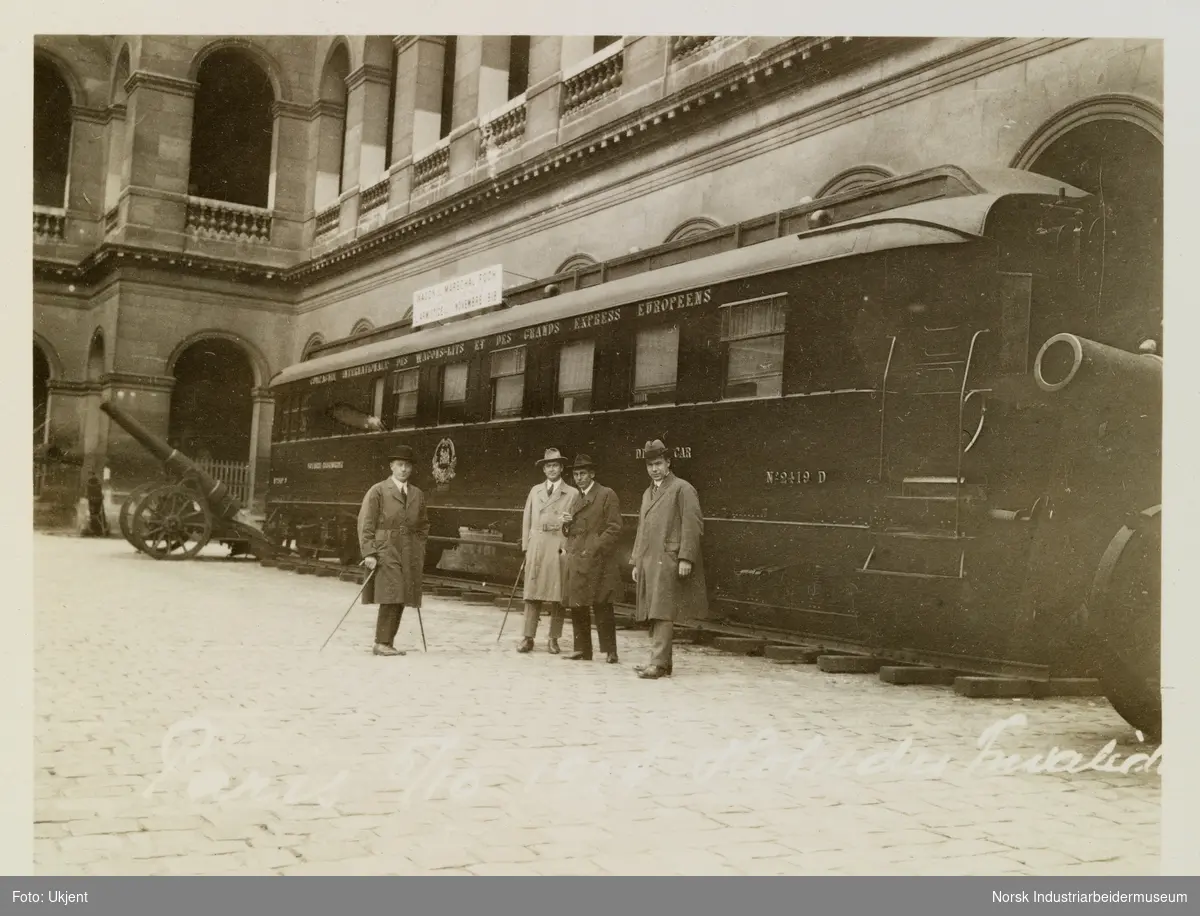 Fire menn står foran jernbanevogn ved Hôtel des Invalides i Paris
