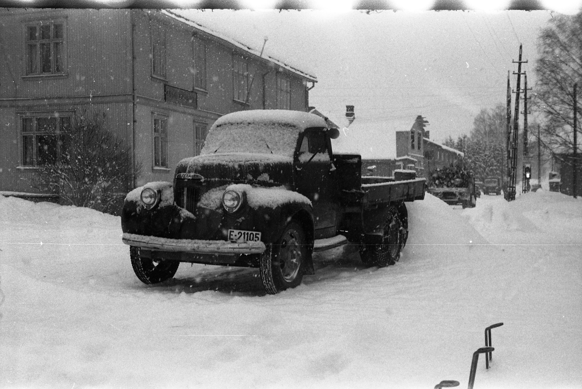 To gatebilder med snøvær fra Lena februar 1952. Bildene er tatt gjennom vinduet i Lena Foto & Radio i "Raubua". Bilen i forgrunnen er iflg. informant en Studebaker modell 1946-48.