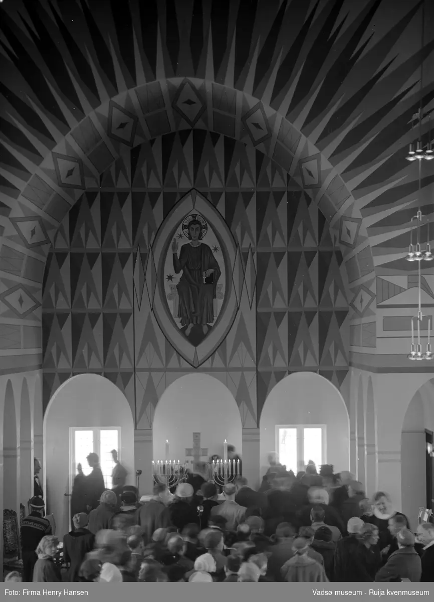 Vadsø kirke, gudstjeneste ved kirkeinnvielsen 30. mars 1958.
Kirka ble vigslet av biskop Alf Wiig.