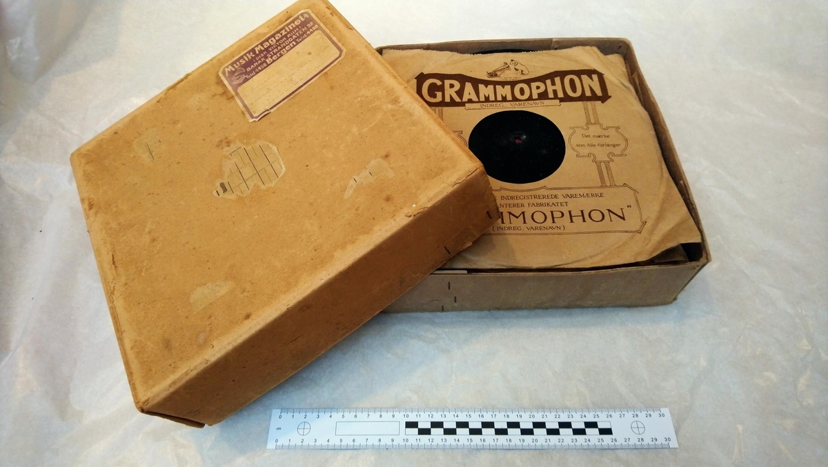 Ei grammofonplate består av ei sirkelrund skive der eit eller flere lydopptak er gjengitt som inngraverte riller.
