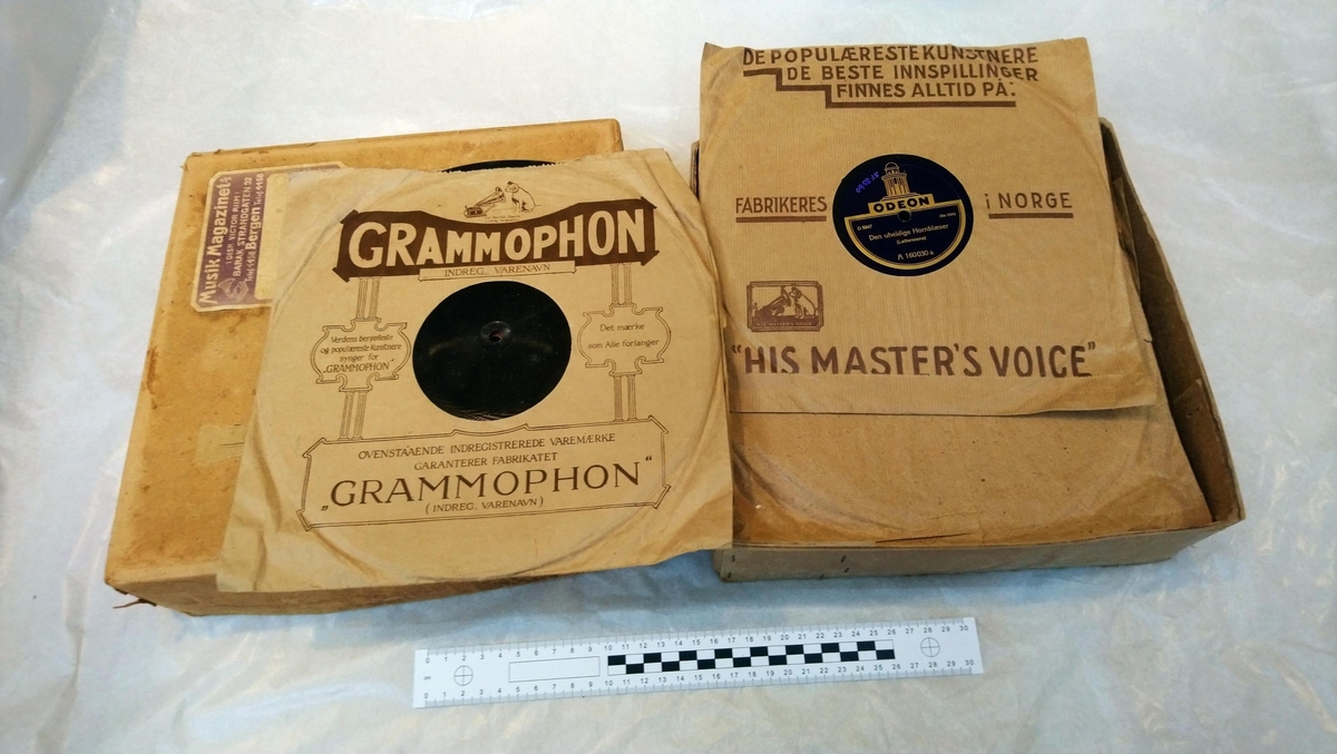 Ei grammofonplate består av ei sirkelrund skive der eit eller flere lydopptak er gjengitt som inngraverte riller.