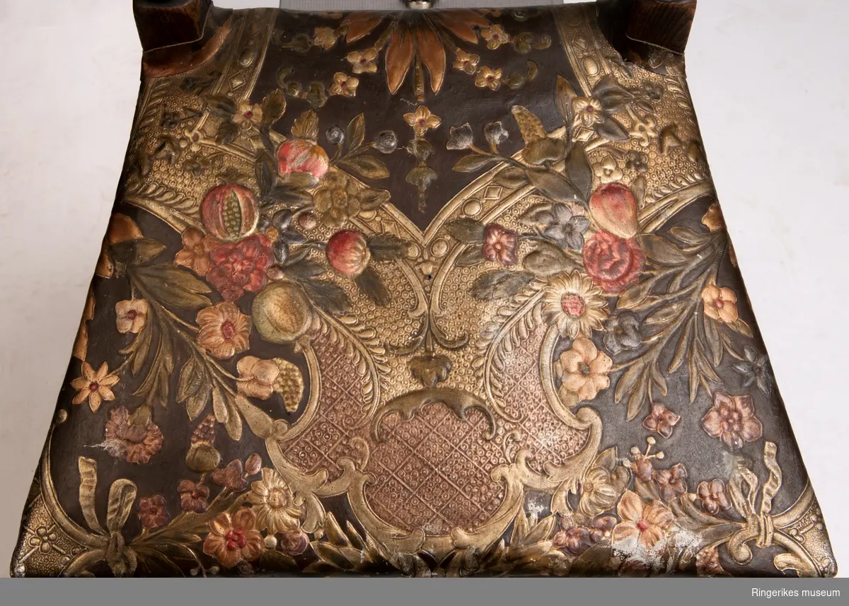 Gyldenlærstol i barokk stil datert til 1720. Blomstermotiv i rygg og sete