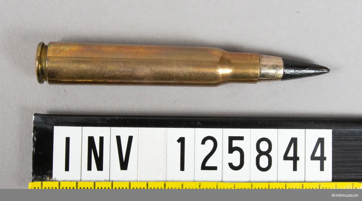 Patron, skarp, 8 mm till blyprojektil m/1932-40.
