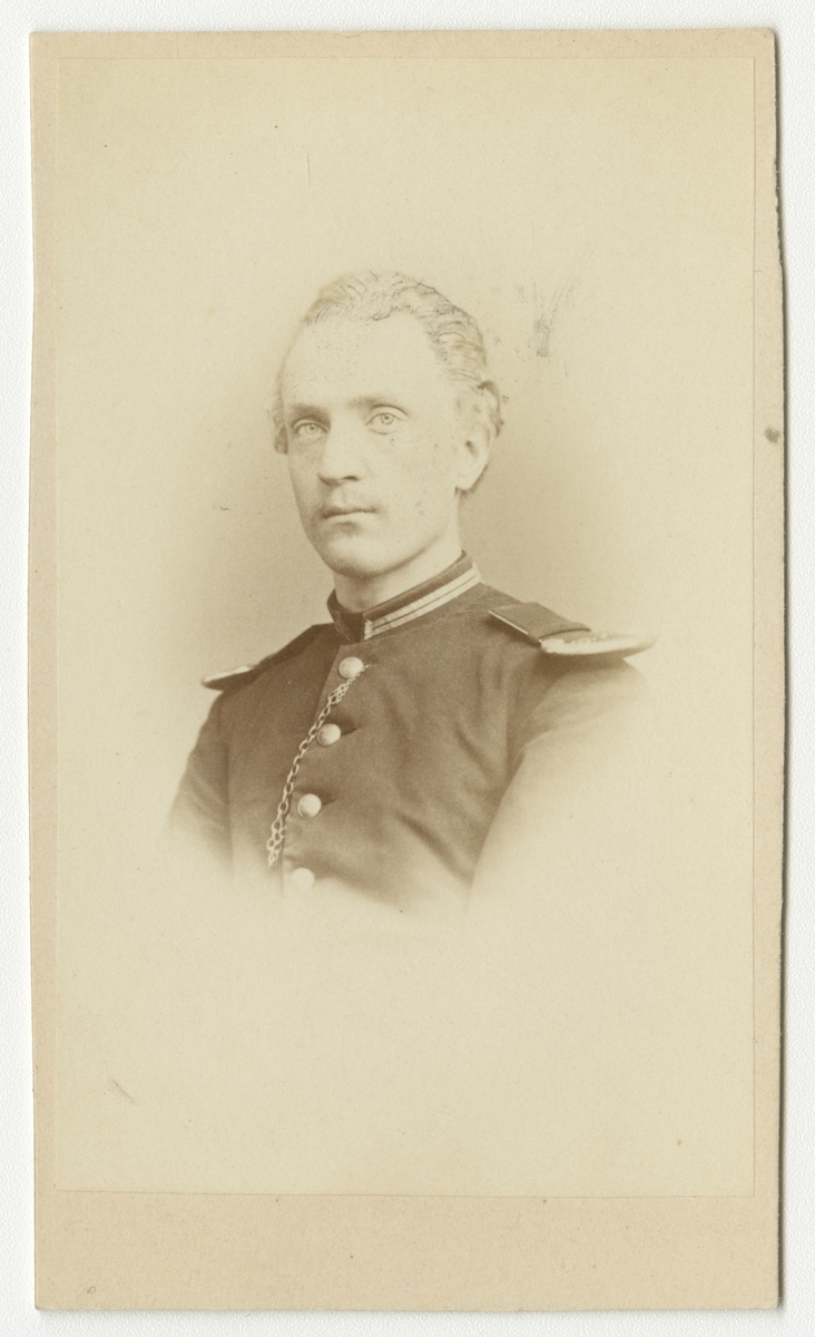 Porträtt av Georg Herman Wieslander, kadett vid Krigsskolan Karlberg.

Se även bild AMA.0009290.
